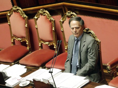 Moavero: "Sono antifascista"<br />Via la scrivania di Mussolini<br />Il ministro: motivi di spazio
