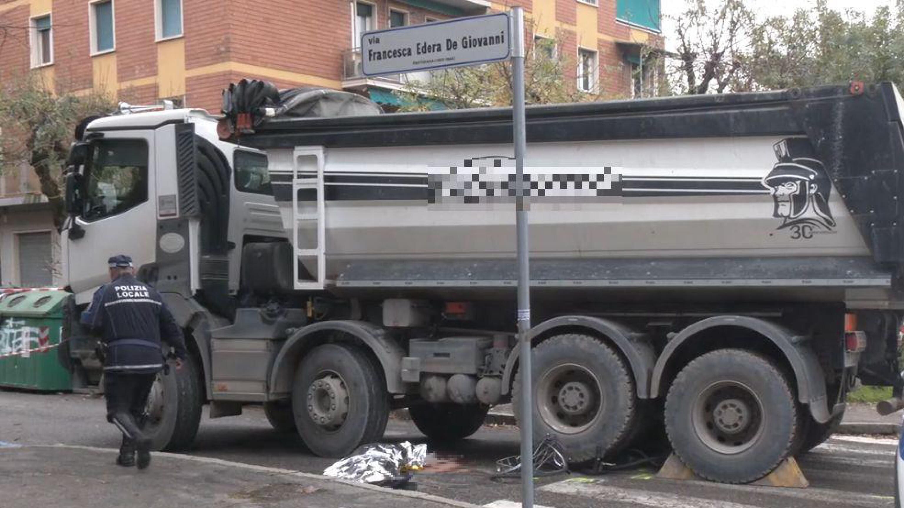 Strage sulle strade: ciclista uccisa a Bologna, a Piacenza muore anziano in carrozzina
