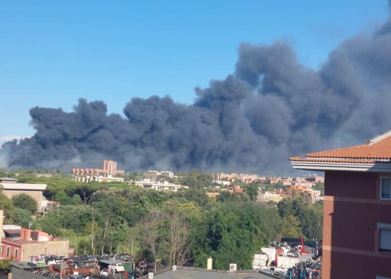 Vasto incendio divampato questo pomeriggio a Roma nella zona di via Casilina 10