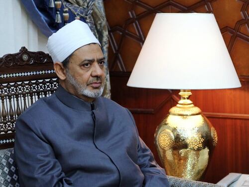 Attacco a Parigi, l'imam del Cairo: "Terrorismo? Islam è innocente"