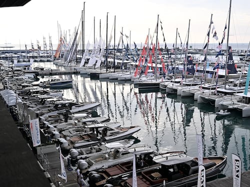 Super yacht e vele spiegate. Il Salone Nautico prende il largo
