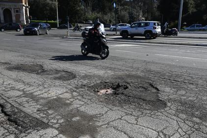 Gli interventi dei vigili urbani per chiudere le buche sulle strade della Capitale 3