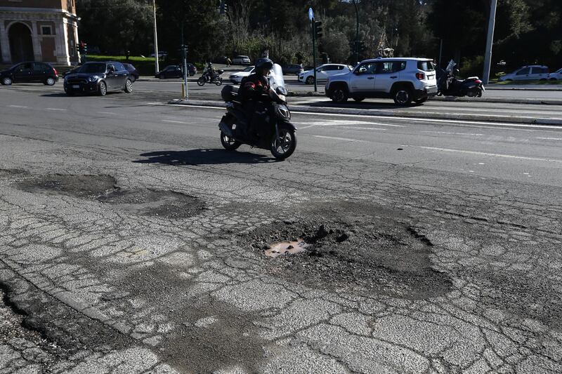 Gli interventi dei vigili urbani per chiudere le buche sulle strade della Capitale 3