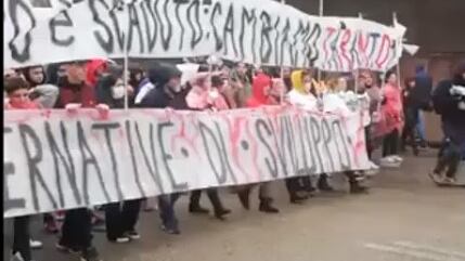 Sassate contro i poliziotti al corteo ambientalista