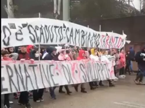 Sassate contro i poliziotti al corteo ambientalista