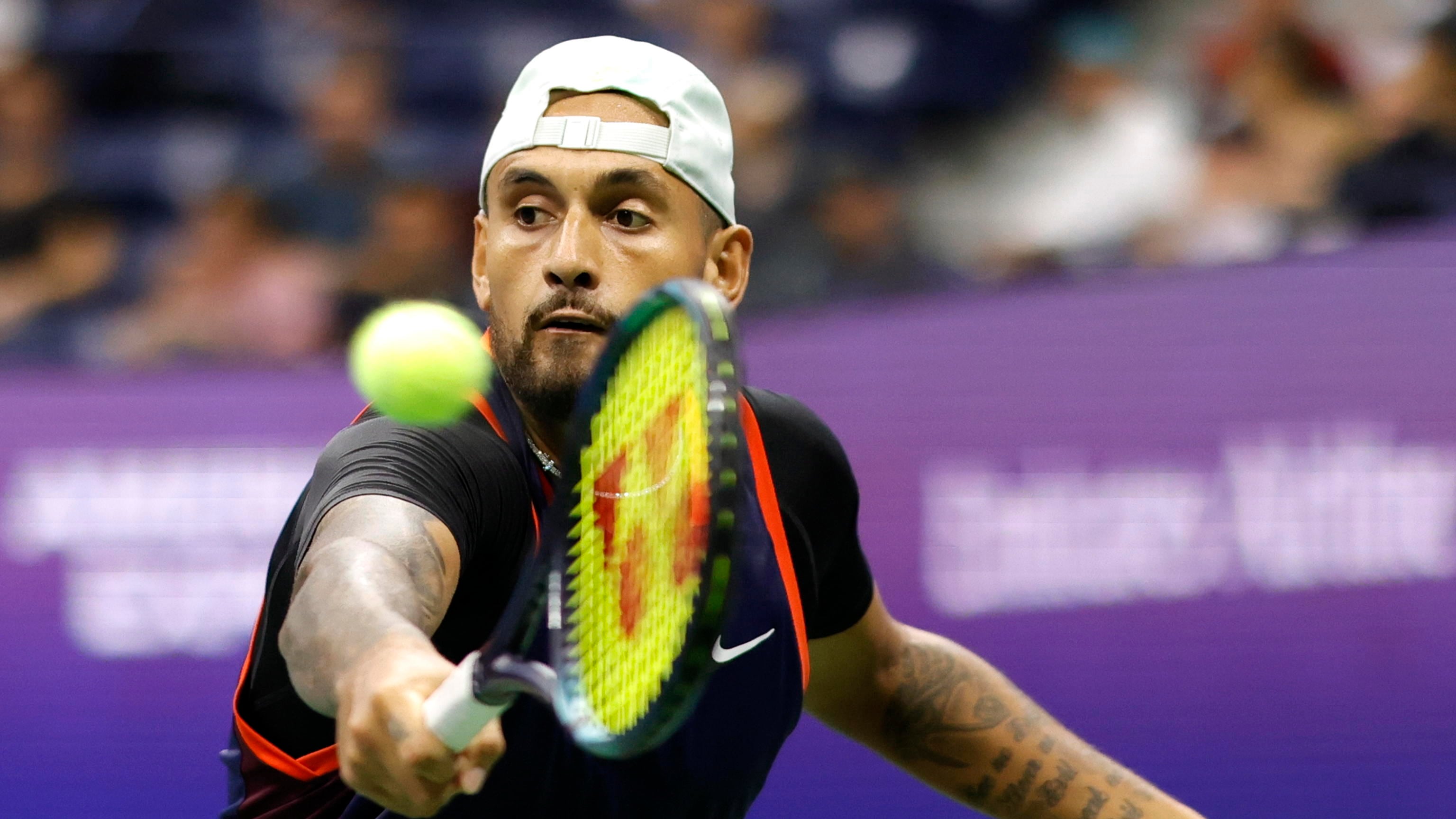 Kyrgios accusato di aver aggredito l'ex fidanzata. La difesa della star del tennis: "È malato di mente"