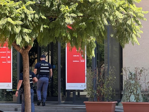 Il blitz in 2 minuti (sotto le telecamere) e l'ipotesi della talpa