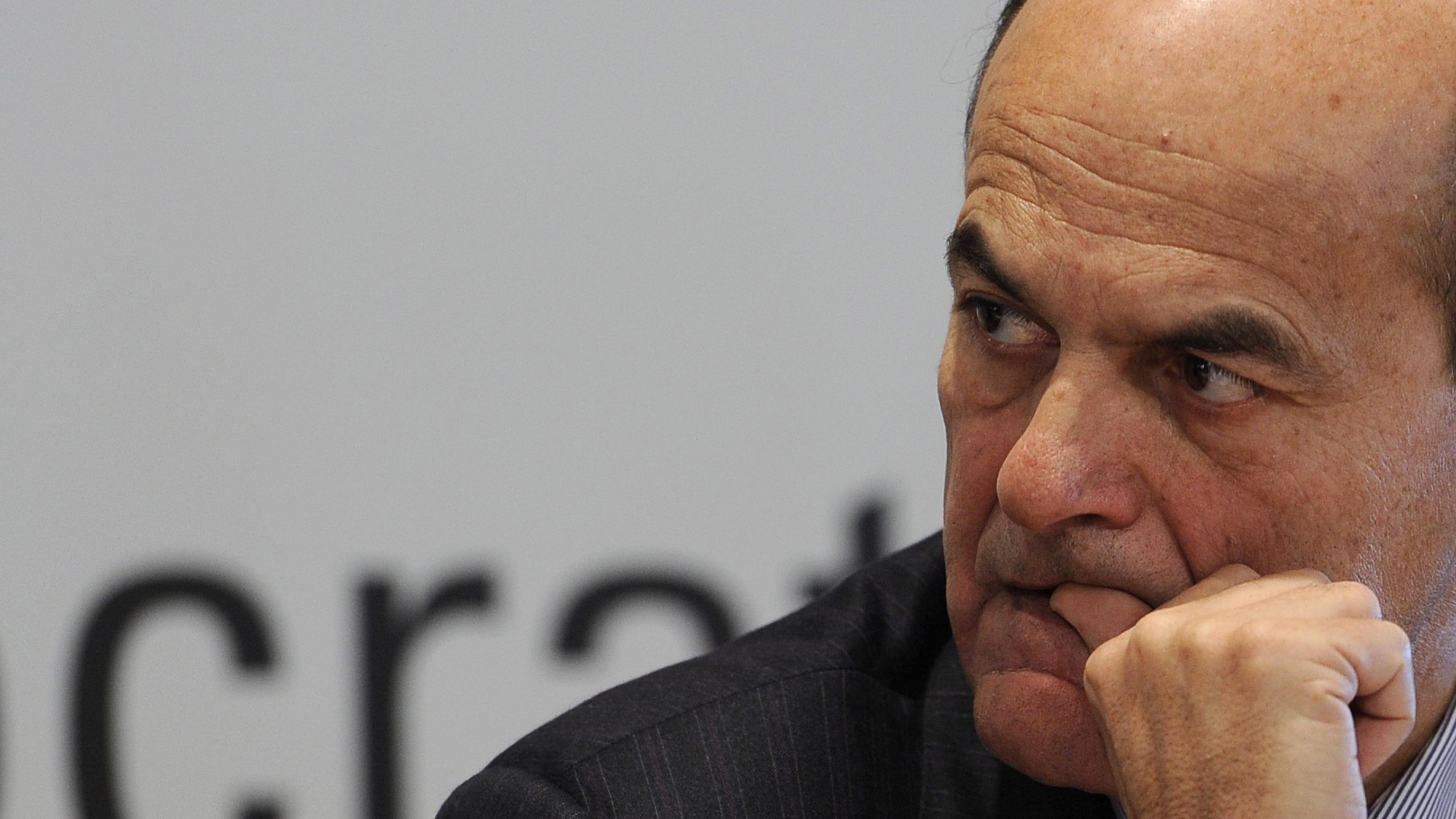 Ricatti e aut aut: Bersani sotto assedio