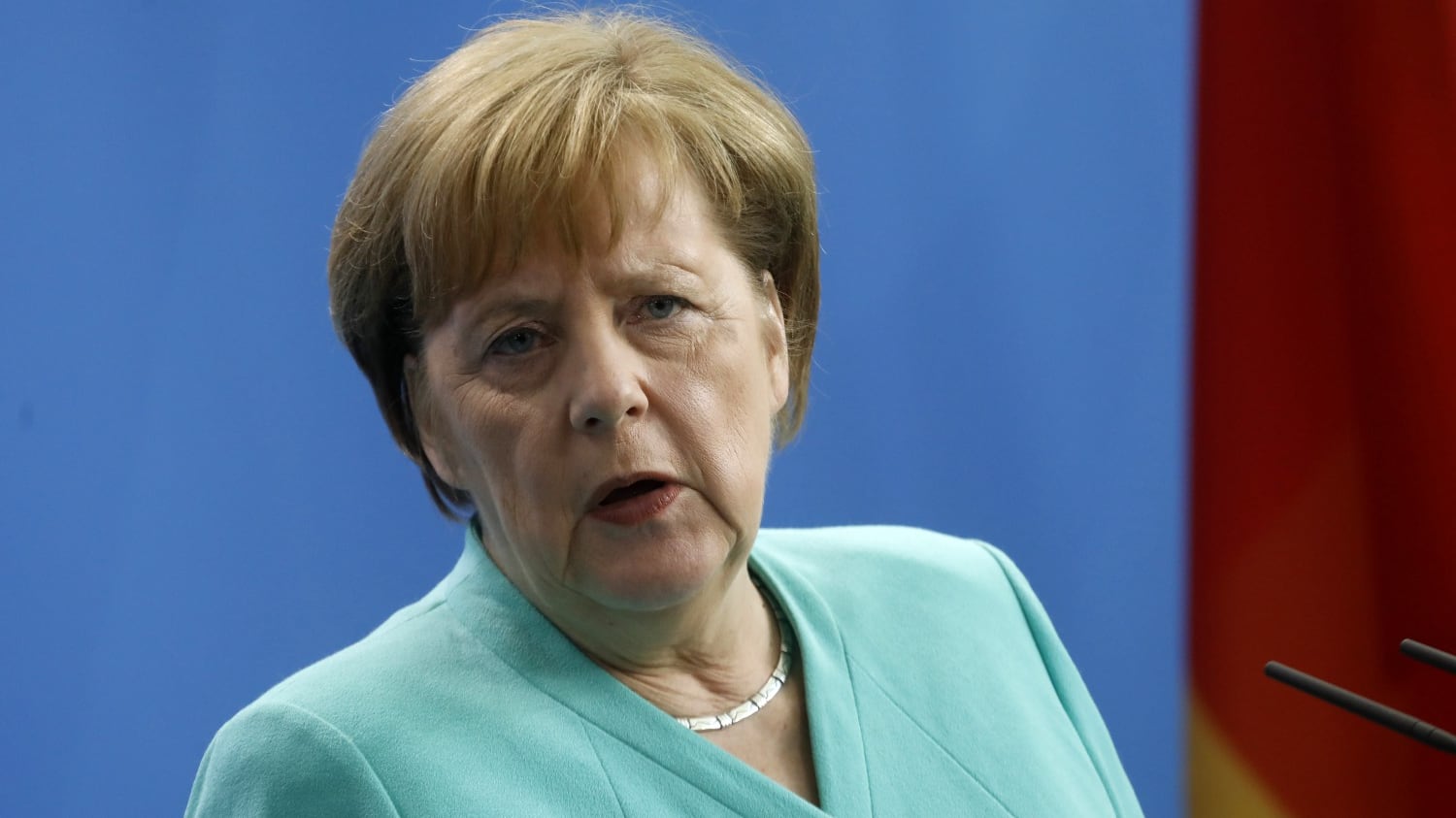Stretta della Merkel sull'immigrazione: "È una decisione di buon senso"