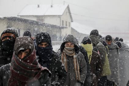 Migranti in fila nella neve a Belgrado 8