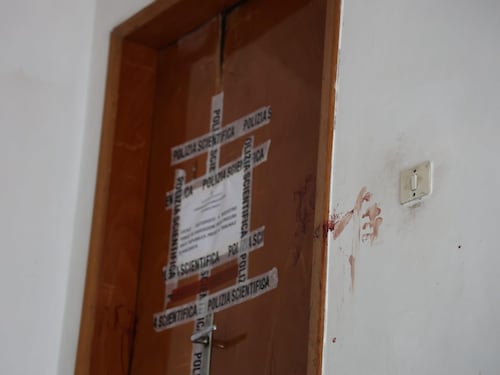 Il 62enne trovato in una pozza di sangue. Fermata la compagna 33enne: "Mi sono difesa"