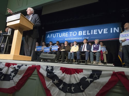 Usa, uomo sviene durante un comizio. Sanders lo soccorre