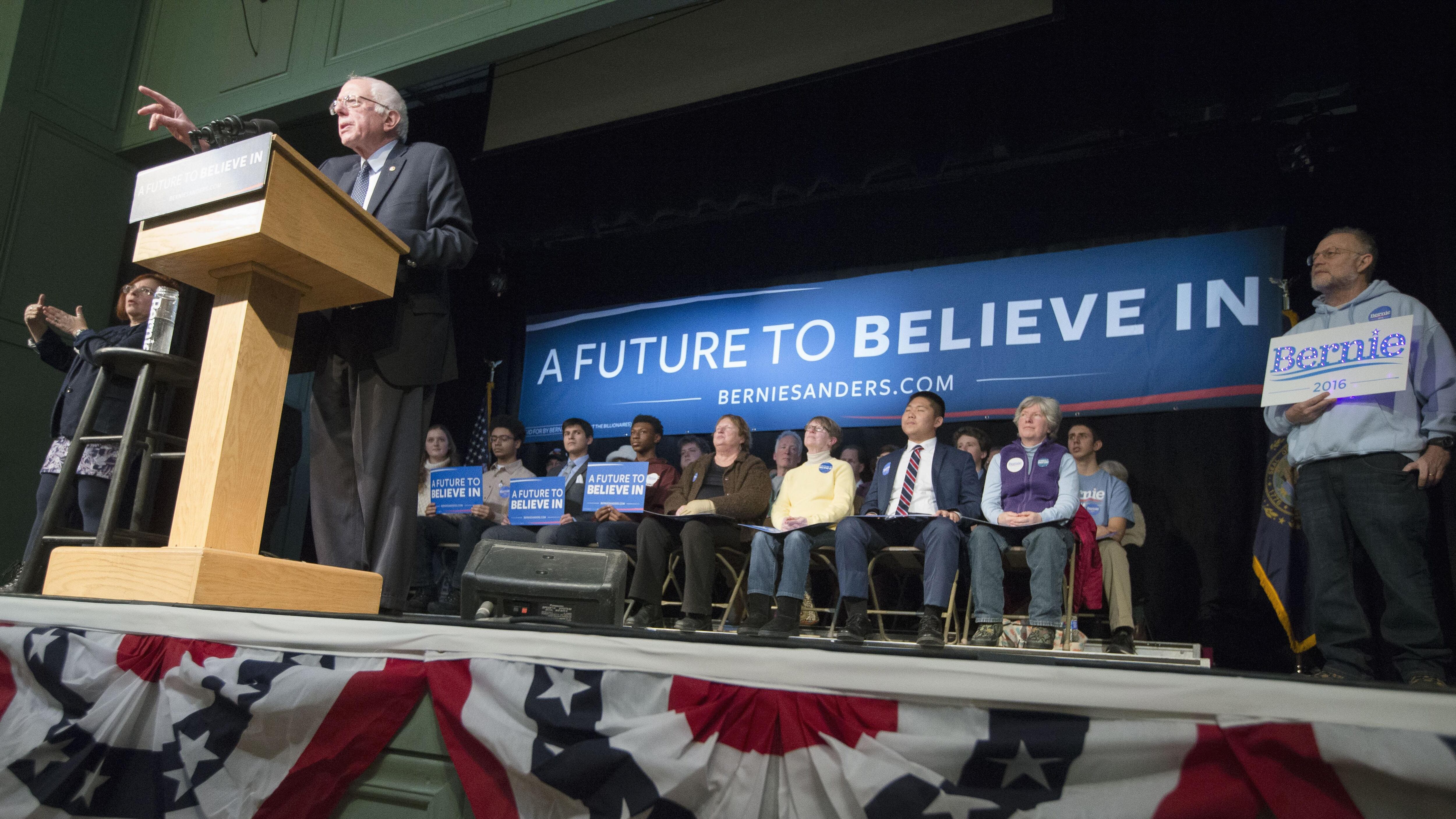 Usa, uomo sviene durante un comizio. Sanders lo soccorre