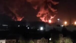 Aerei distrutti e incendi: il maxi blitz dei droni ucraini contro l'aeroporto russo di Pskov