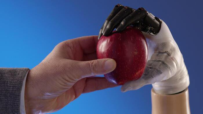 È italiana la nuova mano robotica Ridà il 90% delle funzionalità