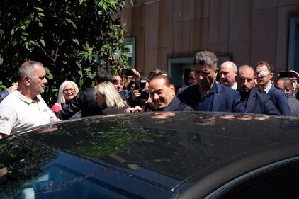 Silvio Berlusconi esce dall'ospedale 2