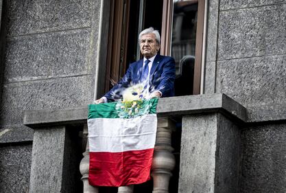 Espone il Tricolore: i NoExpo lo riempiono di uova 4