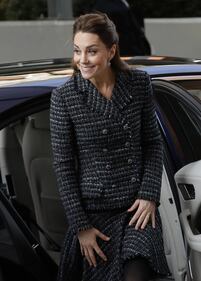 Kate Middleton all'ospedale pediatrico, ma la gonna la mette in imbarazzo 4