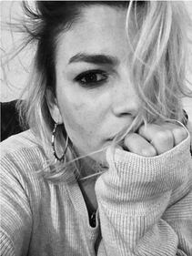 Emma Marrone, sexy in calze a rete 30