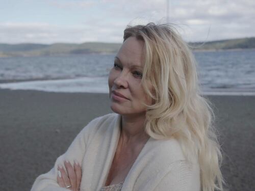 Amori e scandali: Pamela Anderson si racconta in un (lunghissimo) doc