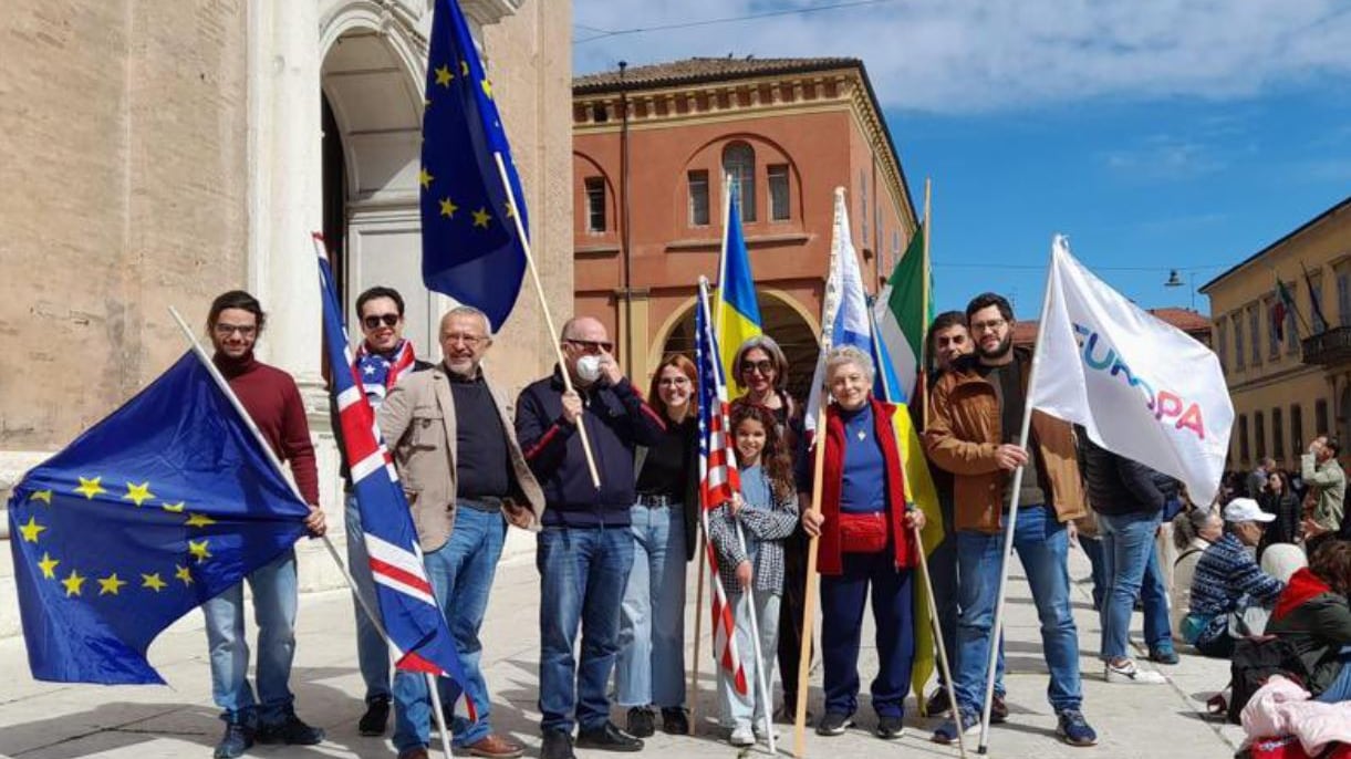 "Via la bandiera". L'aggressione choc pure a una bambina