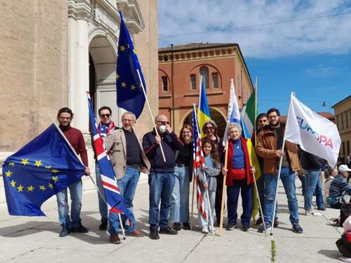 "Via la bandiera". L'aggressione choc pure a una bambina
