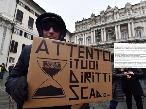 Il "modulo" contro il Green pass. Ma l'esperto smonta il foglio No vax