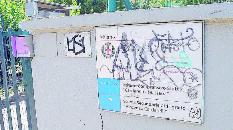La scuola chiusa per amianto? Piena di sbandati