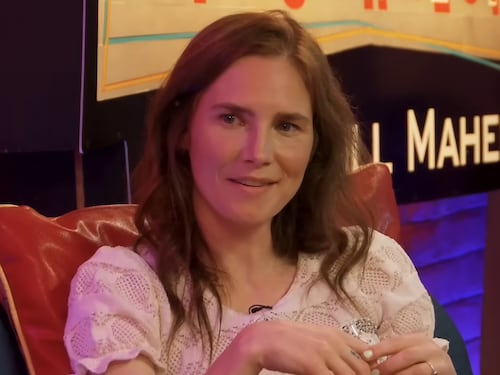 Amanda Knox e lo spettacolo comico sul delitto Kercher: furia dei familiari di Meredith