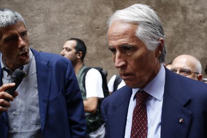 Salta l'incontro con la Raggi: Malagò lascia il Campidoglio 10
