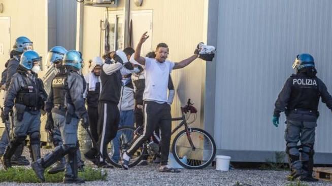 Sassaiole e incendi, tira aria di rivolta nei Cpr