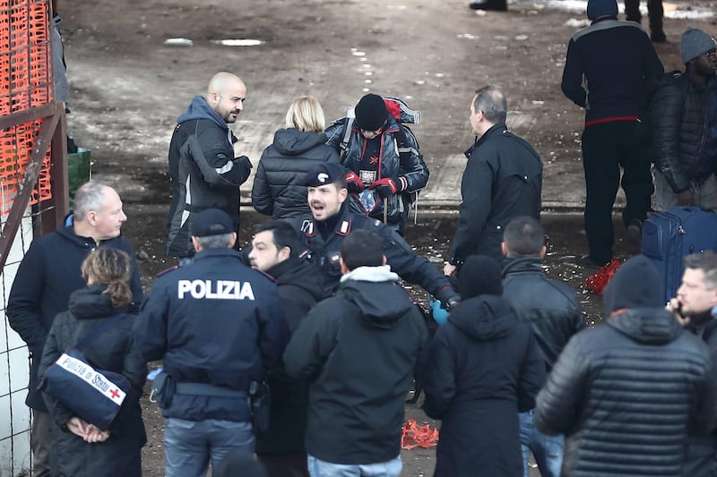 Roma, lo sgombero della fabbrica occupata da più di 500 migranti 8