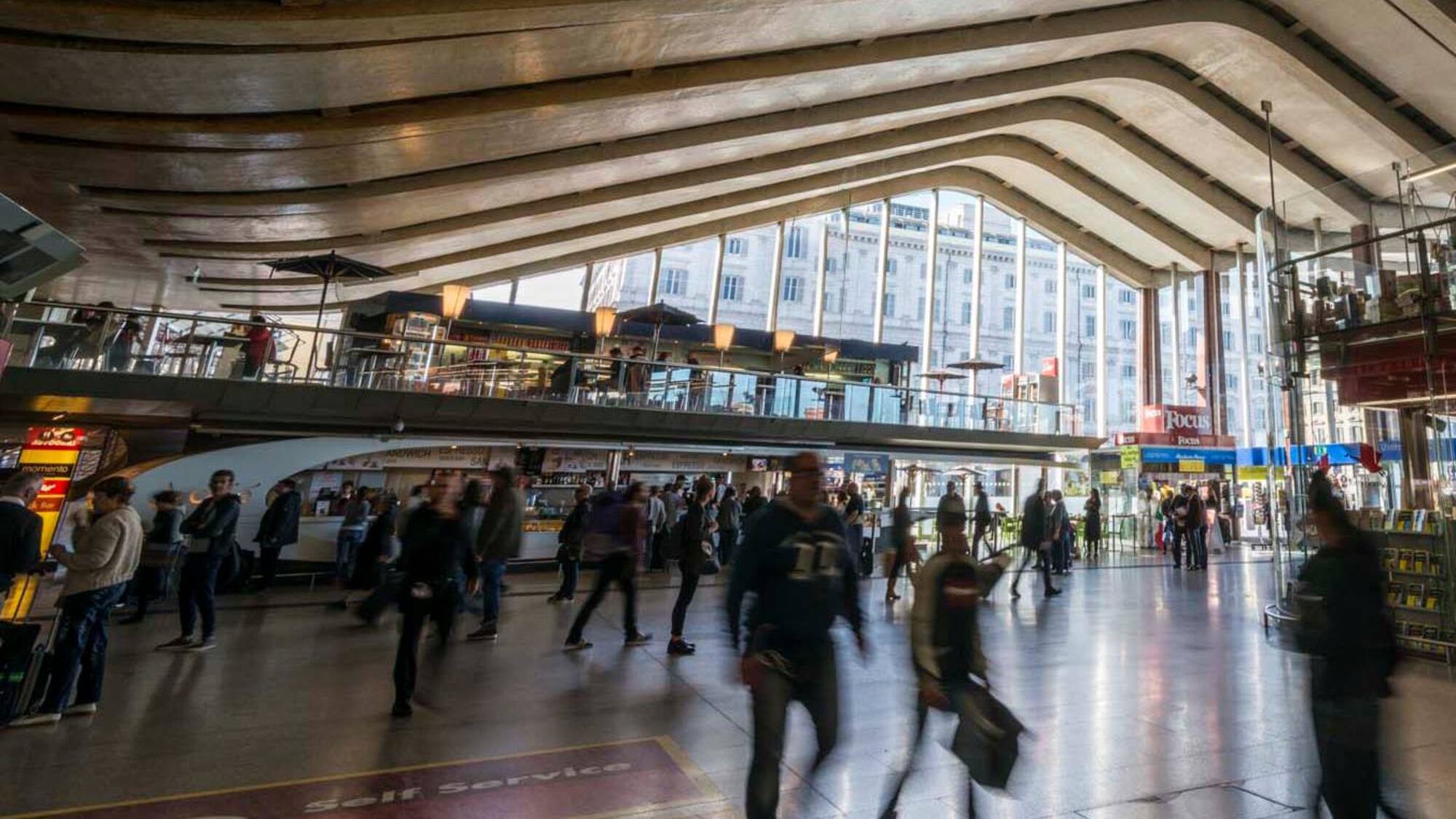 Roma Termini, spari in aria per sedare una rissa: agente ferito
