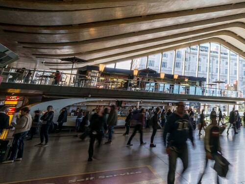 Roma Termini, spari in aria per sedare una rissa: agente ferito