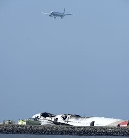 San Francisco, aereo si schianta e va in fiamme 9