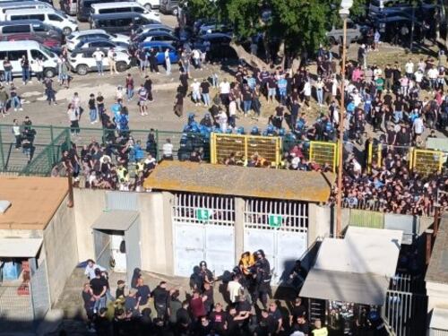 Tensioni fuori lo stadio, petardi e match sospeso. Caos in Lecce-Napoli