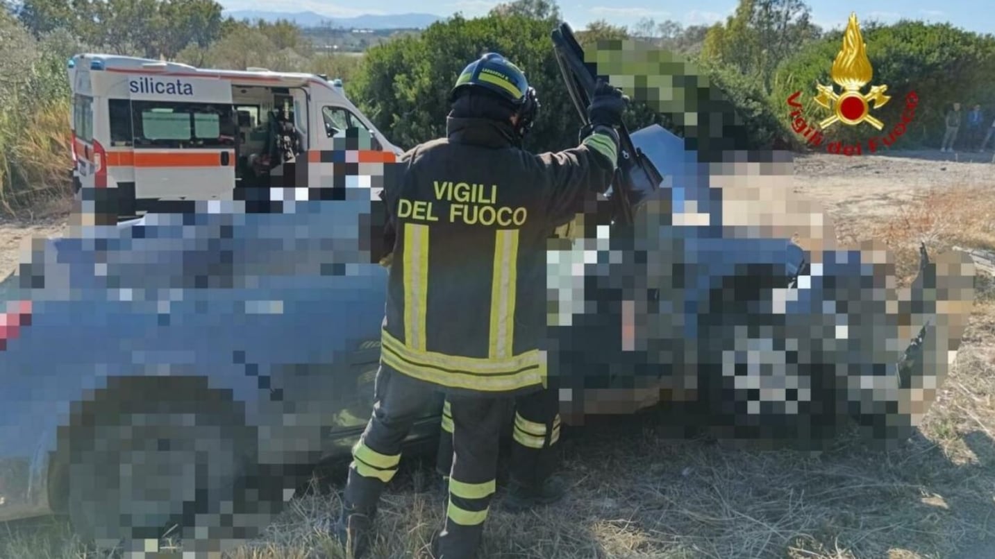 Dieci pakistani su un'auto. Scontro fatale: 4 morti