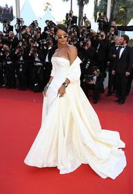 Rihanna, tatuaggi e smeraldi sul red carpet di Cannes 3