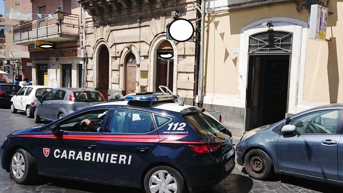 "I soldi o ti ammazzo": il 16enne trascina la madre per i capelli