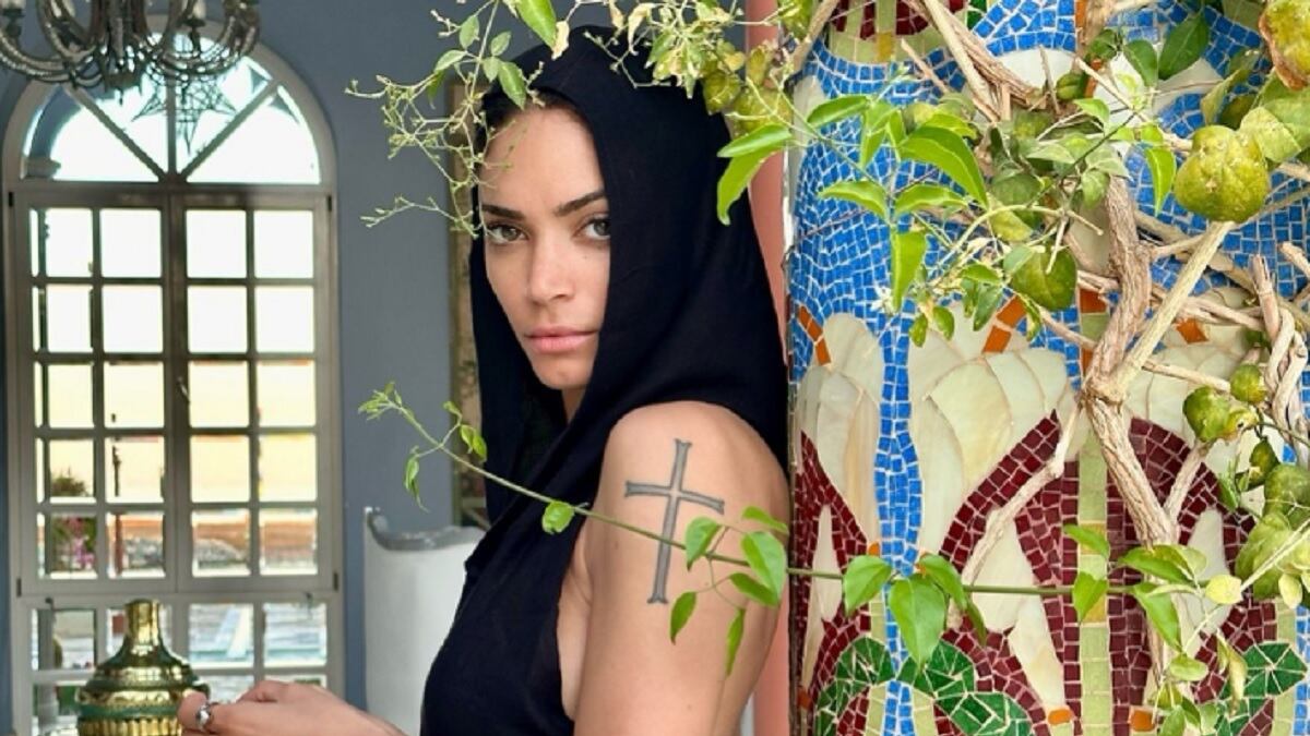 "Elisa, Giorgia, Laura Pausini non hanno bisogno...". L'ultima foto sexy di Elodie scatena la polemica