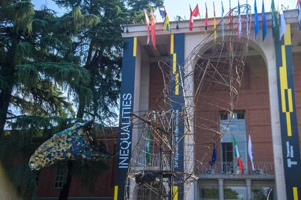 Milano, piromane incendia la Balena di cartapesta davanti alla Triennale 1
