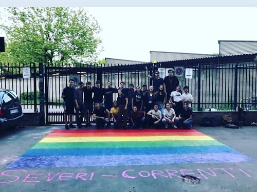 Milano, istituto Severi Correnti: sul marciapiede simbolo Lgbt