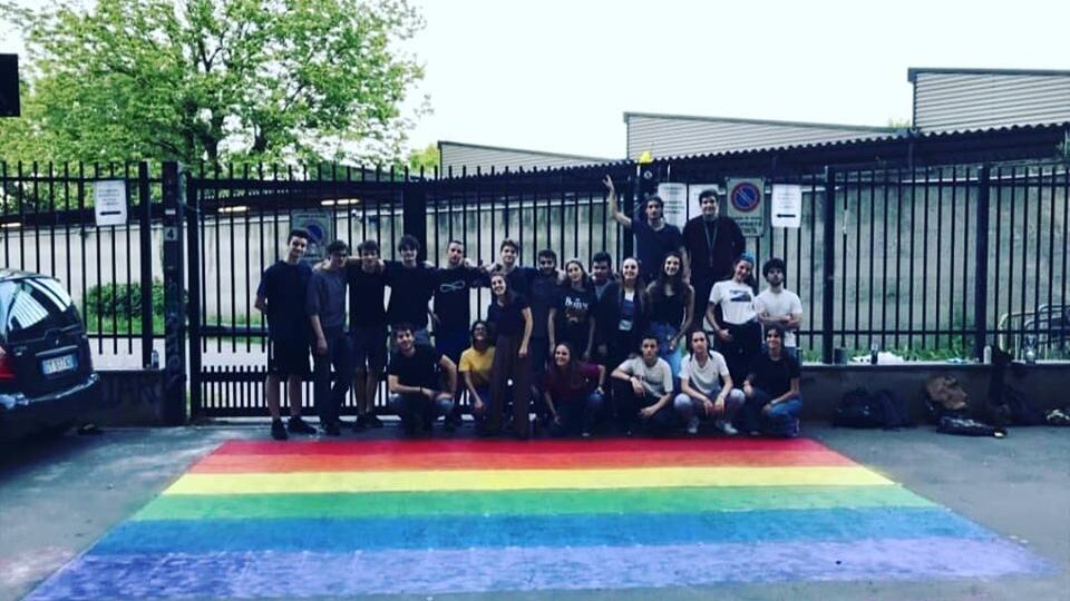 Milano, istituto Severi Correnti: sul marciapiede simbolo Lgbt