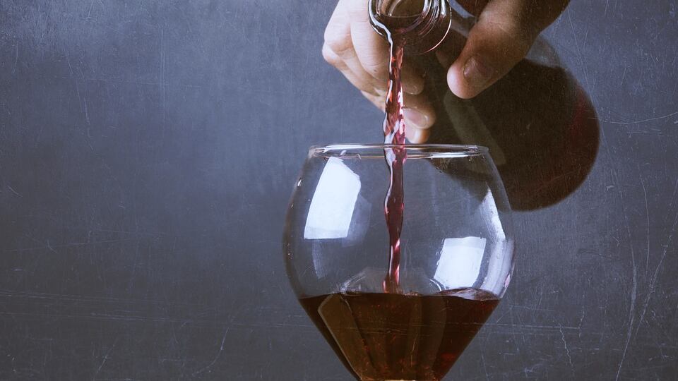Vino rosso, fa bene anche all’intestino. Se bevuto con moderazione
