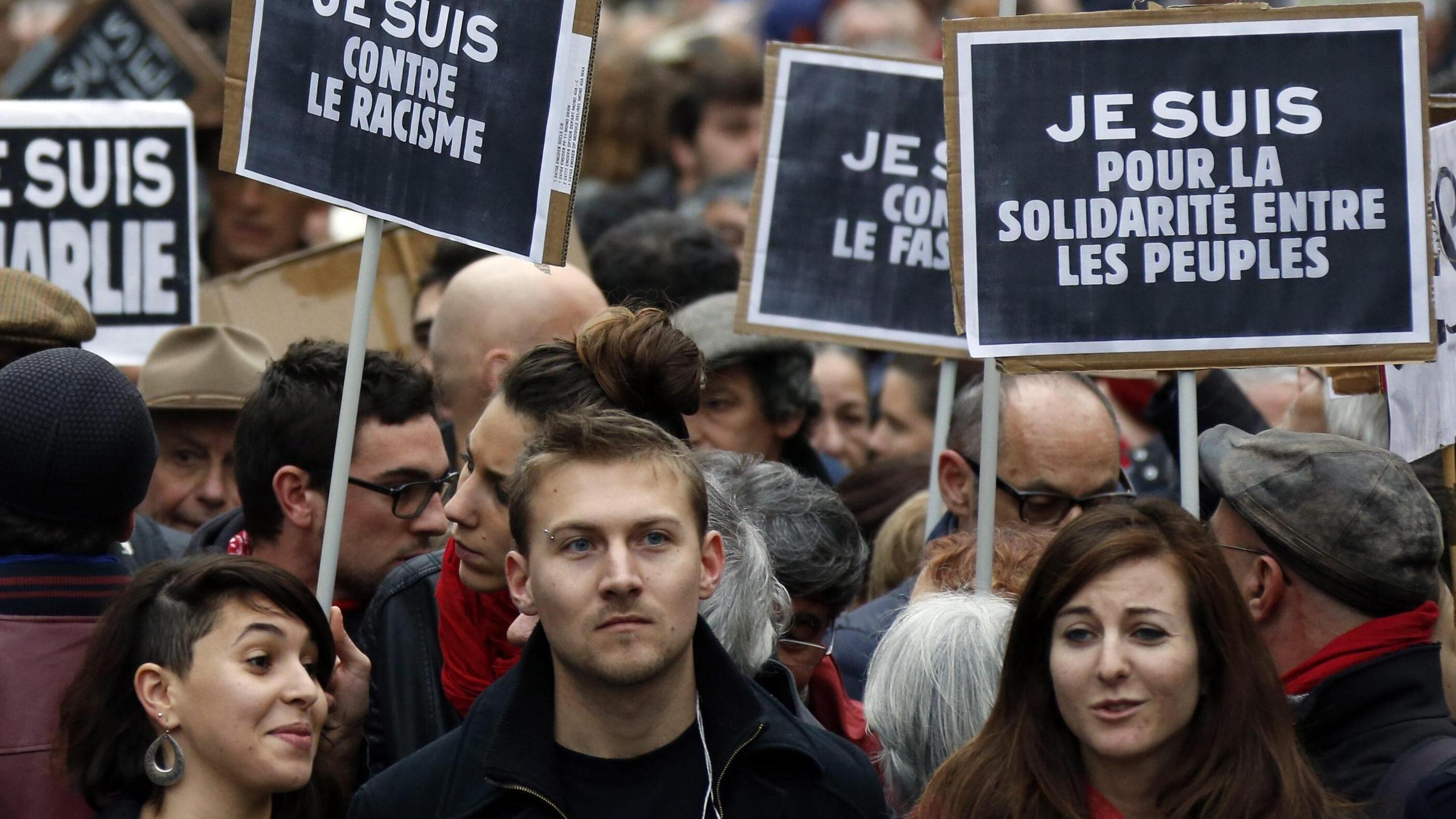 Allarme globale come nel 2001. Parigi in piazza sfida il terrore