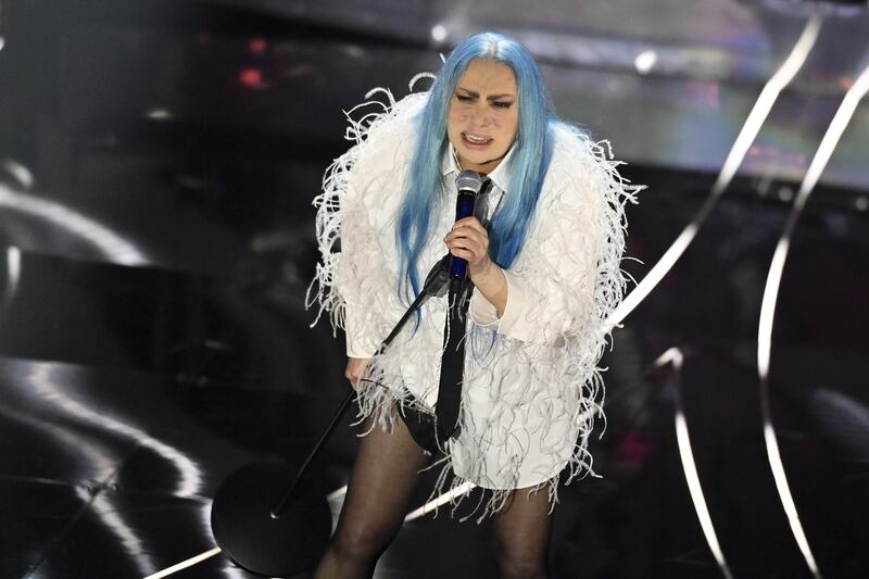 Sanremo 2024: ecco il look della seconda serata del Festival di Loredana Bertè 10