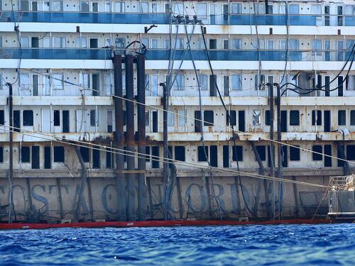 Concordia, riaffiora la scritta. Martedì la partenza