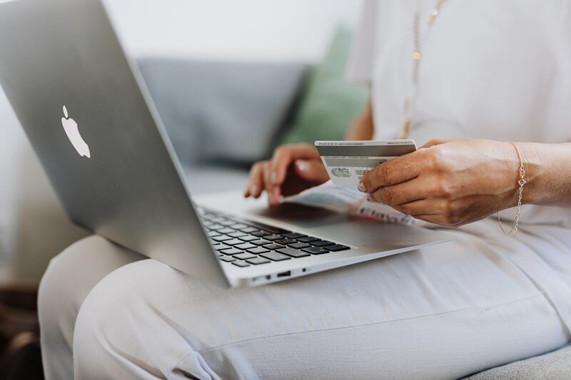 Colpo ai compulsivi. Stop ai resi facili dei negozi online