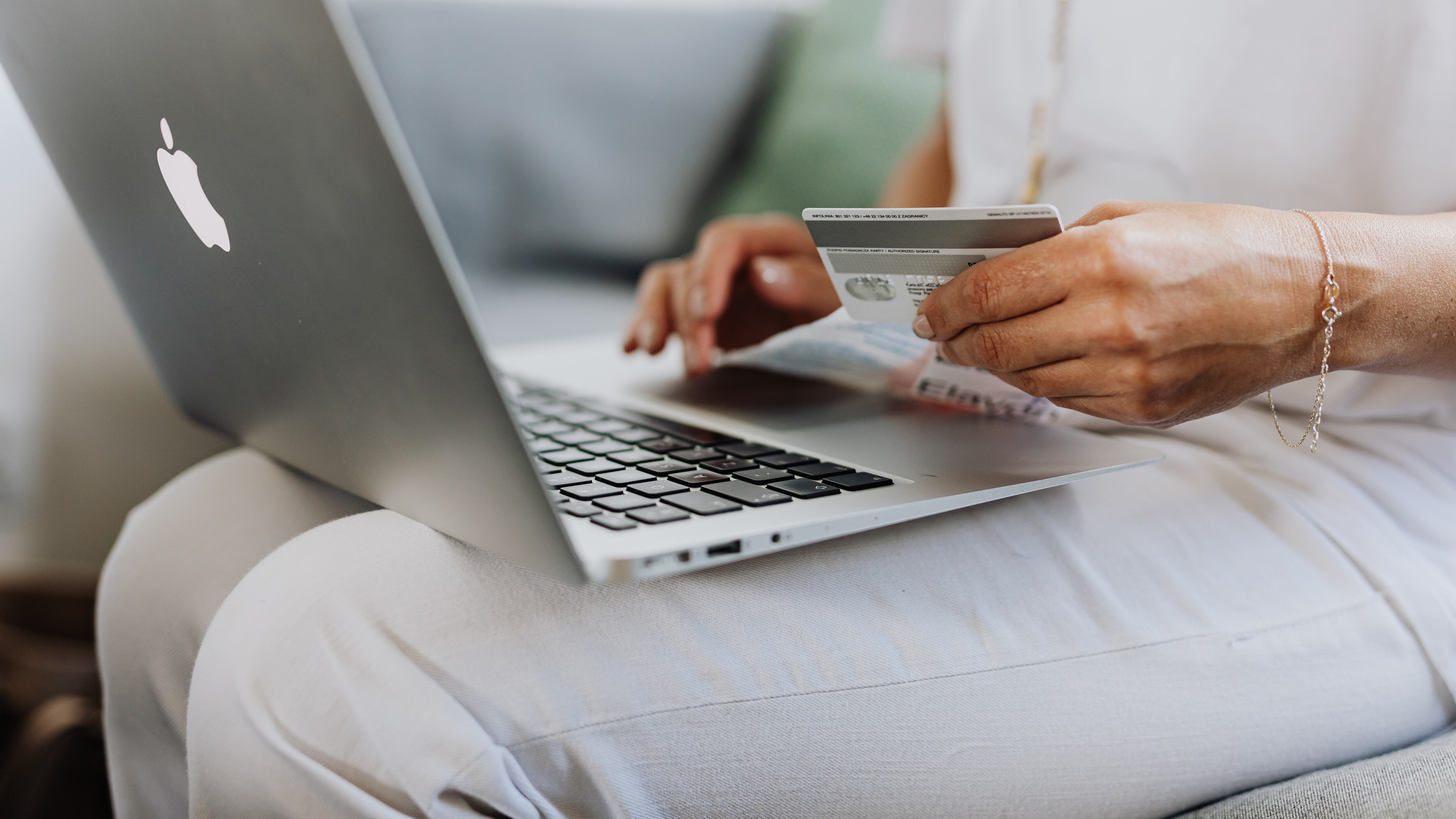 Colpo ai compulsivi. Stop ai resi facili dei negozi online