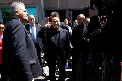 Silvio Berlusconi esce dall'ospedale 7